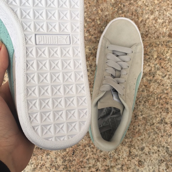 NWT Suede Grey PUMA Sneakers - Picture 6 of 7